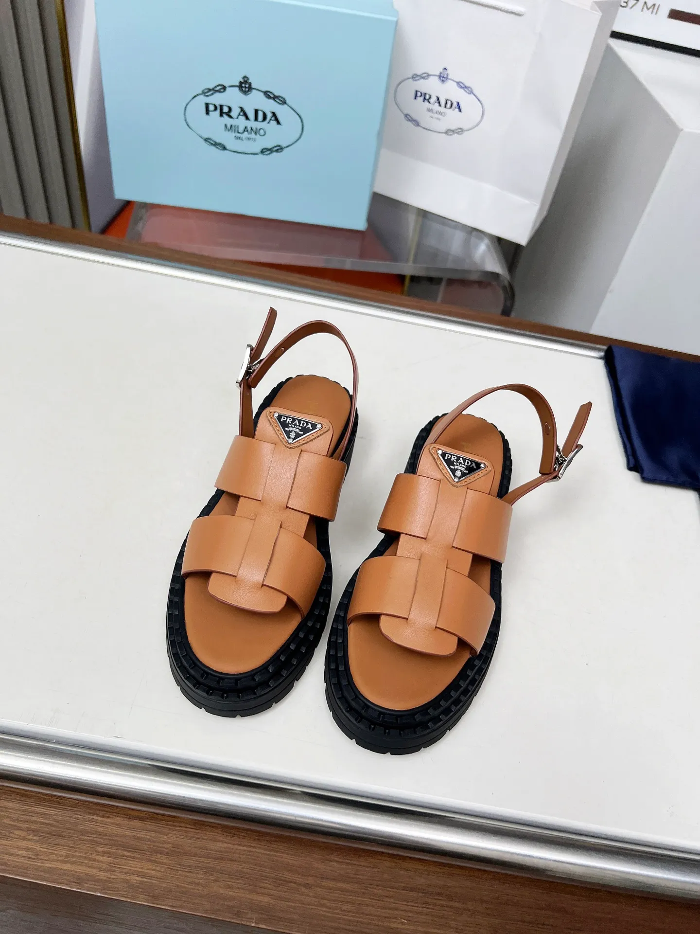 👟👟Ex-factory price 420👟👟 PRADA/Prada 25ss new spring and summer sandals. The simple design is probably the most popular thing about it. It is not the kind that is found on the street. It has its own brand personality. The fabric is made of calfskin and the lining is mixed sheepskin. Heel height: 4.5cm Size: #35-41 (35 41 custom-made is not returnable)